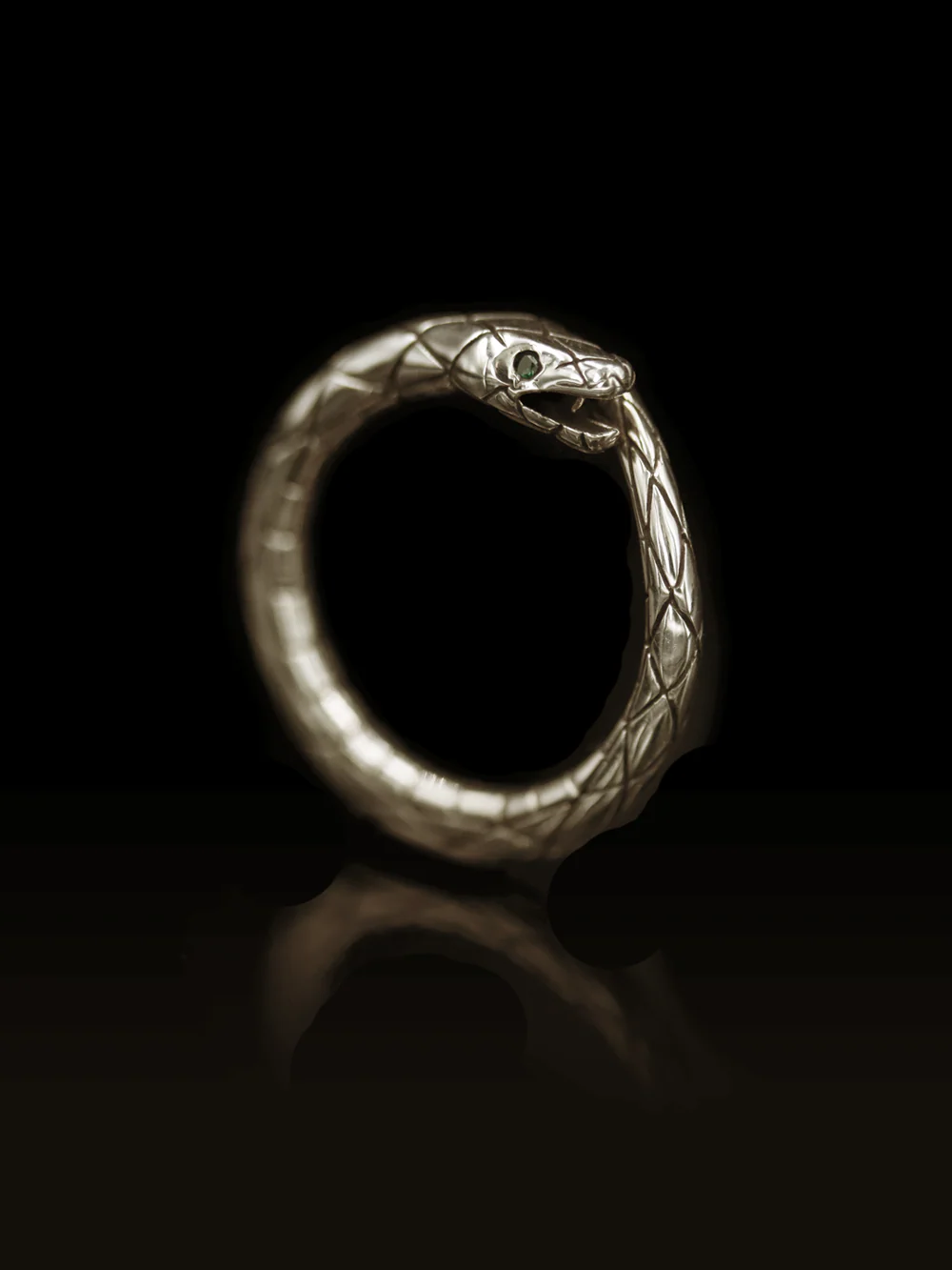 Šerpent Ring with Emerald Eyes - Image 4
